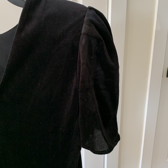 Chic Black and Gold Midi Dress with Elegant Design - Picture 2 of 16